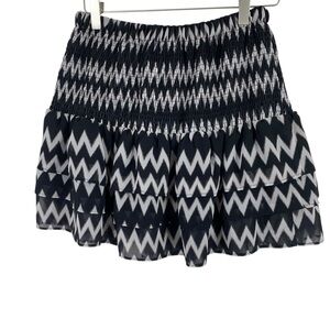 H&M Black and White Chevron A-Line Skirt smocked Zig Zag Mini Skirt w/ Ruffle SM